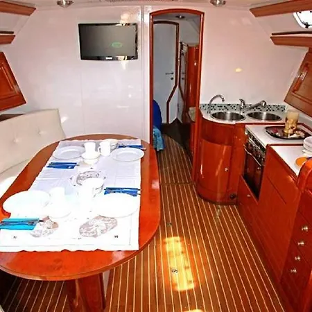 Botel Boat & Breakfast