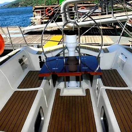 Botel Boat & Breakfast *
