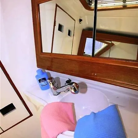 Boat & Breakfast