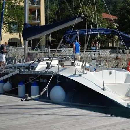 Botel Boat & Breakfast *